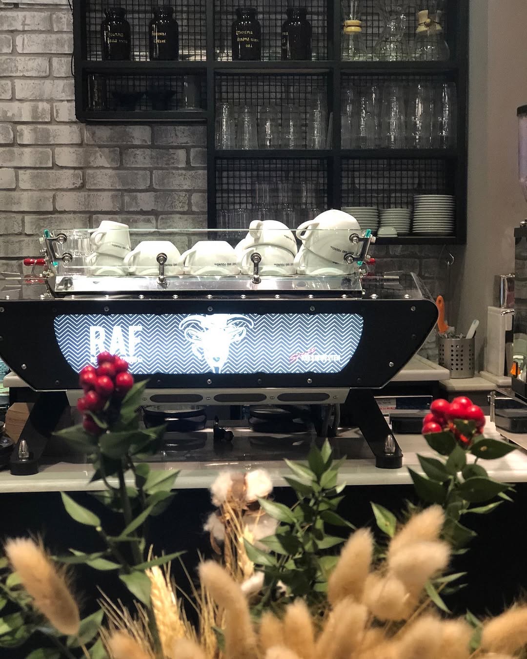 Roast and Found Co. - Karşıyaka ve Bostanlı, İzmir'de Kafe